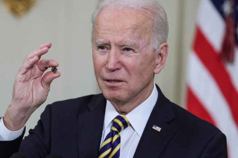 Biden podepsal dekret na podporu amerického průmyslu. Cílí na nedostatek čipů