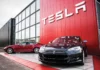 Společnost Tesla čelí kritice poté, co otevřela showroom v čínském regionu Sin-ťiang