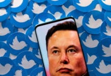Investoři Twitteru žalují Elona Muska