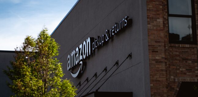 Amazon bude zaměstnankyním ve skladu v kancelářích proplácet cestovní náklady na potraty