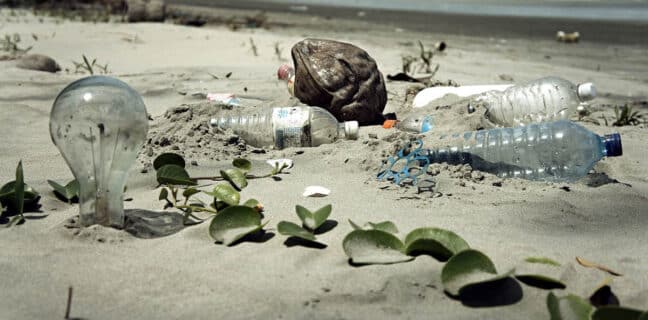 Plastový odpad na pláži