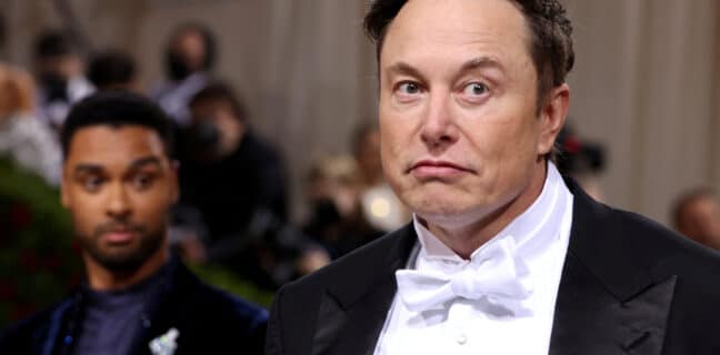 Elon Musk rozprodal akcie Tesly