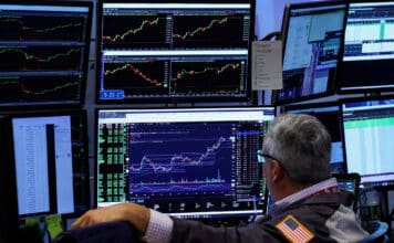 Americké trhy se potýkají s výprodejem technologických akcií a ekonomickou nejistotou